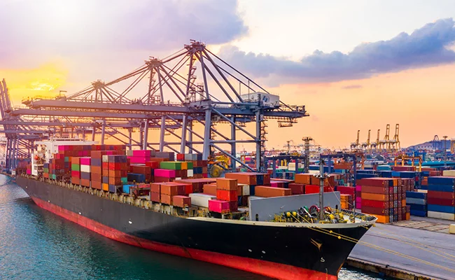 Containership meert aan in haven