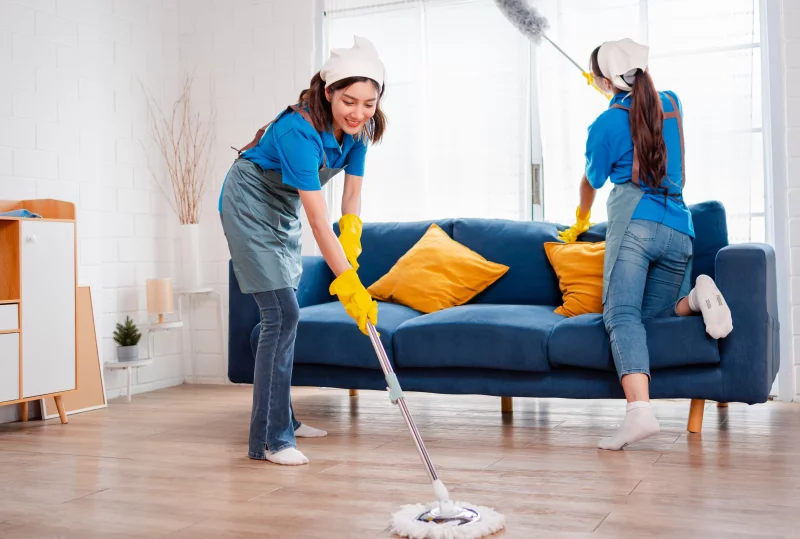 Twee dames poetsen een leefruimte