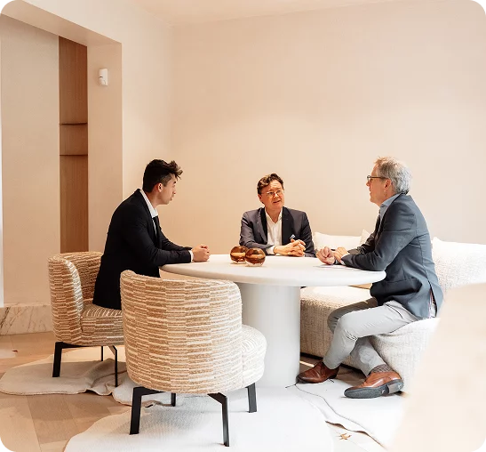 Medewerkers van DaVinci in gesprek in een formeel salon